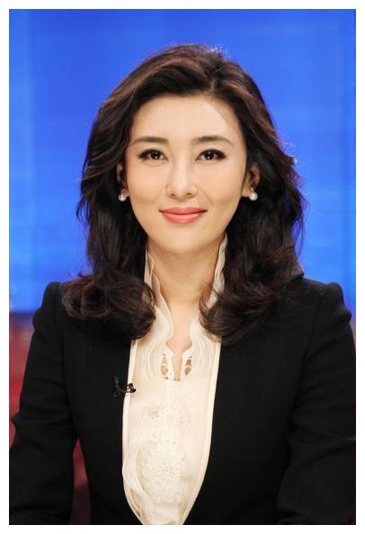 海峡两岸主持人李红,48岁了还像18岁少女,气质优雅备受好评