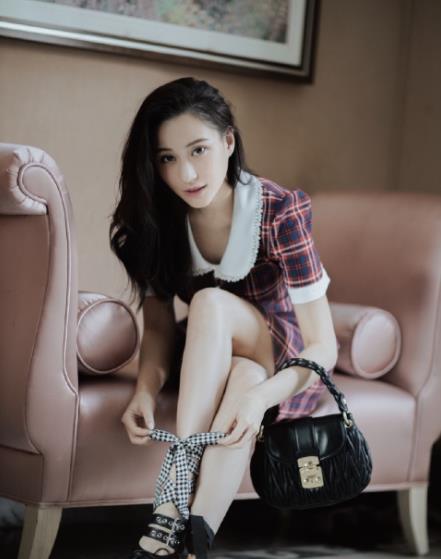 窦骁何超莲发小视频穿情侣衫玩反手抱100斤以上做不来