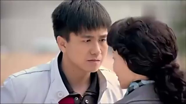 美女街头采访路人,鸡蛋碰石头哪个先碎?最后一个小伙回答真经典