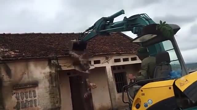 小型挖掘机拆房子,看着真过瘾,几下就推倒,就是灰尘太大