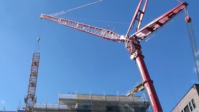 利勃海尔起重机ltm1400分解吊塔,装载重型运输卡车