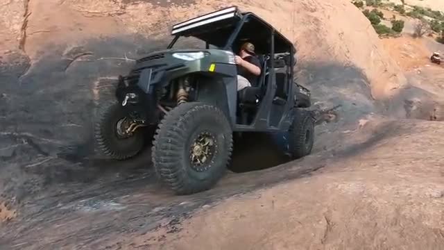 全地形越野车展现出了惊人的爬坡