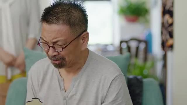 生活万岁老倪看到老曾不停的哭诉还不忘抢走食物