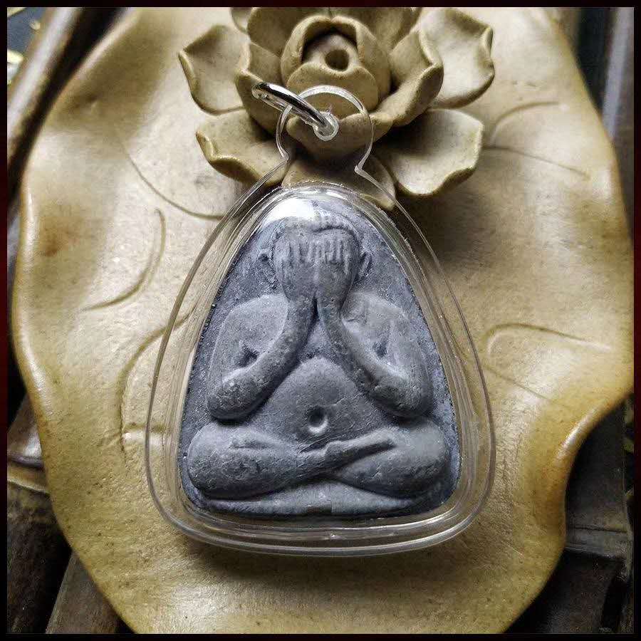 泰国佛牌法相介绍:龙婆卡贤 2537 超级幸运掩面 黑肉贝叶经灰版