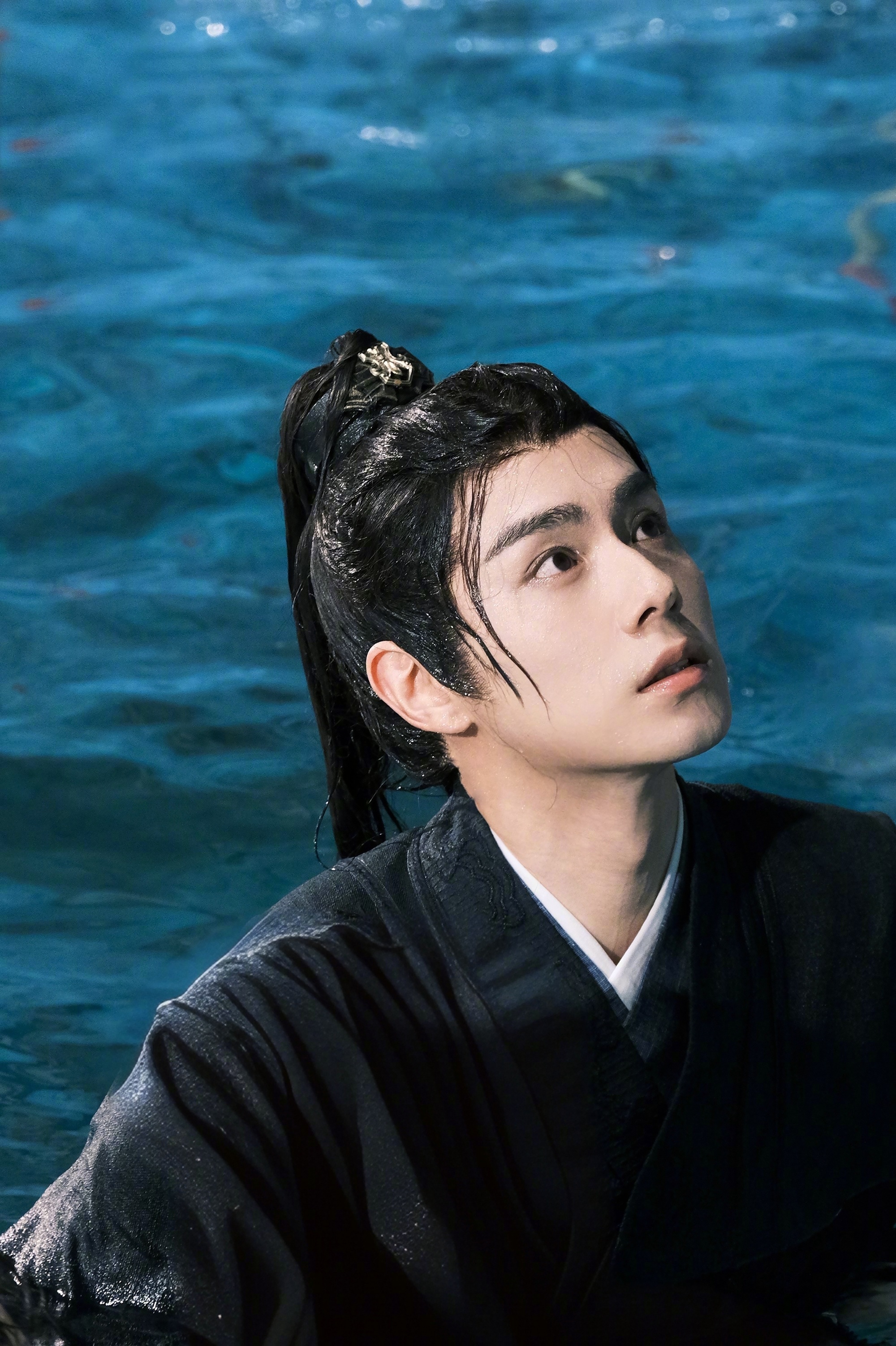 胡一天古风湿发照,优雅与魅力并存,用心塑造角色