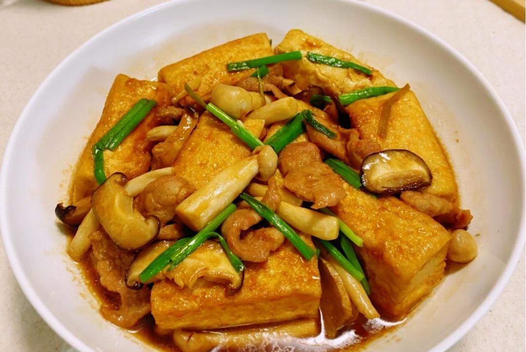 好吃到哭的三道家常菜鲜菇焖豆腐猪肉炒小白菜酱油烧鸡腿