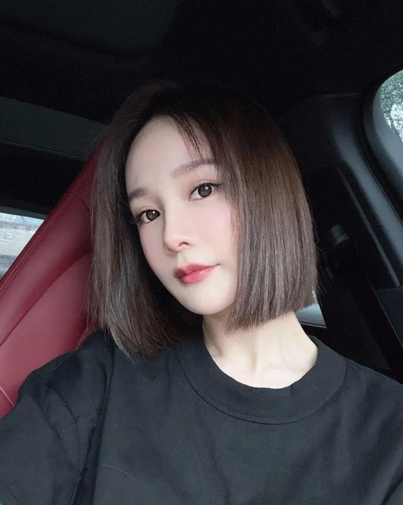 卓亨瑜(右)曾是杨幂替身.