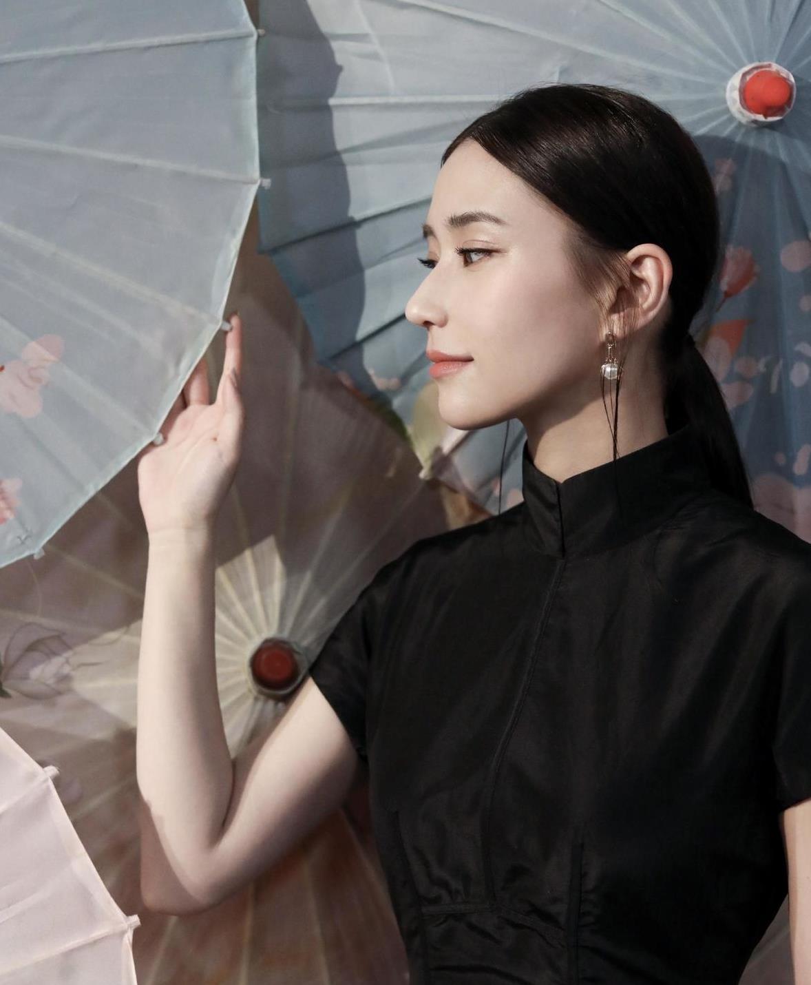 最美千金何超莲罕见穿旗袍,扎低马尾妆容淡雅,气质远胜一般人