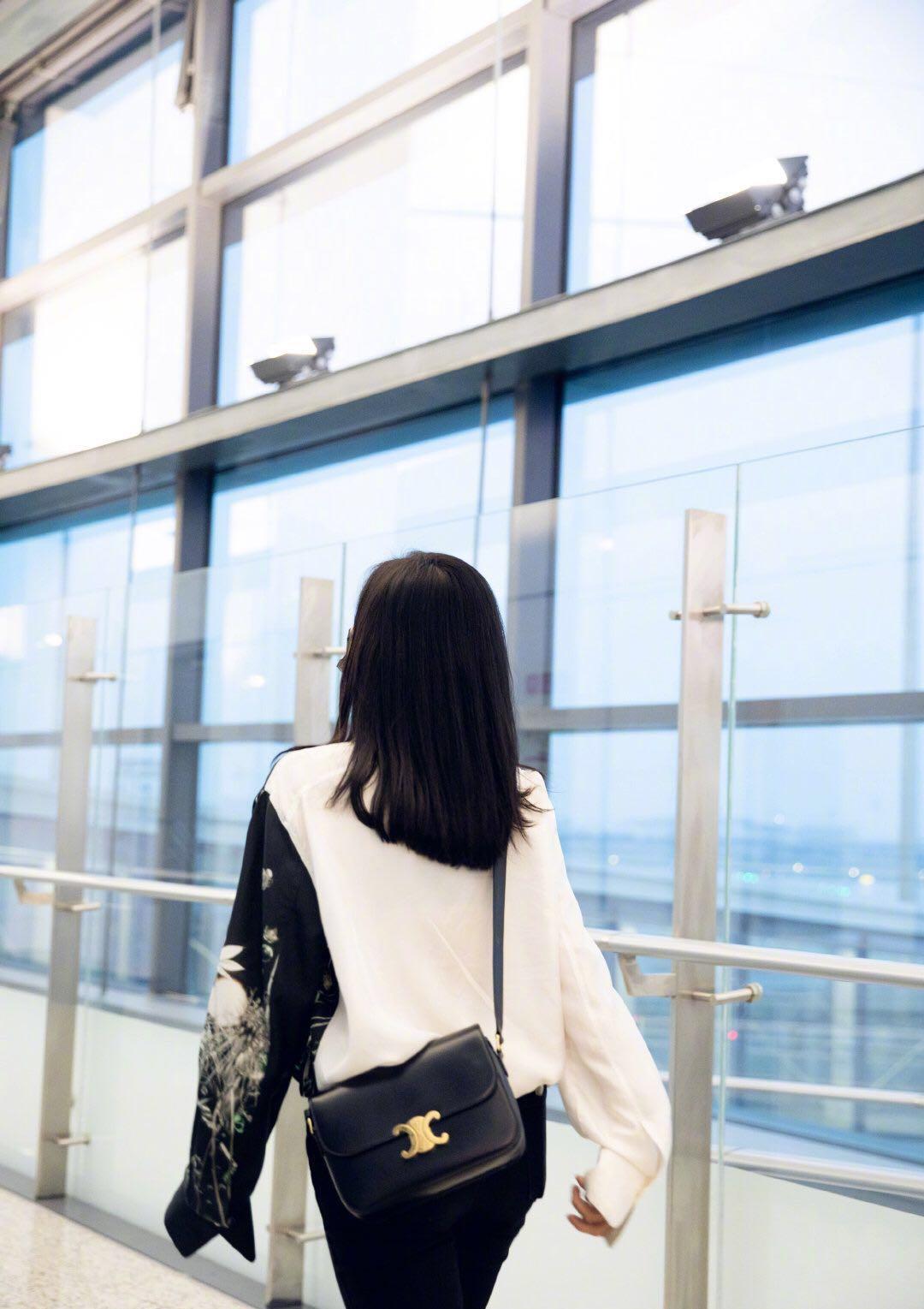 王智太会穿黑白两色印花衬衫搭高腰牛仔裤帅气潇洒干练