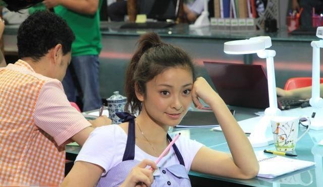 普法栏目剧演员秦丹现身活动气质非凡被指潜规则上位亲自回怼