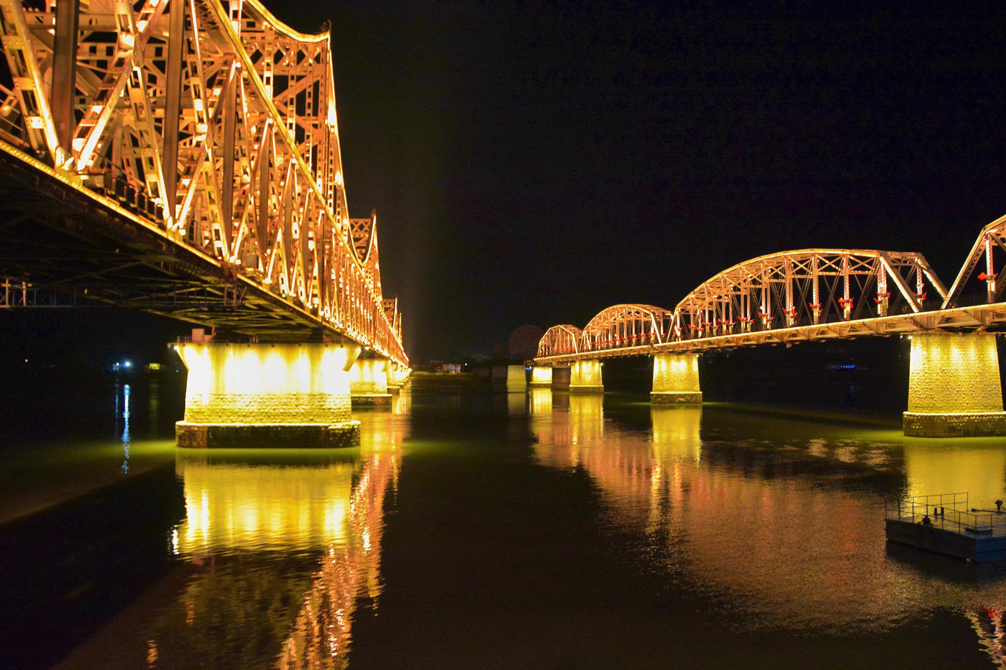 丹东鸭绿江断桥和鸭绿江大桥金色灯光夜景,原创拍摄