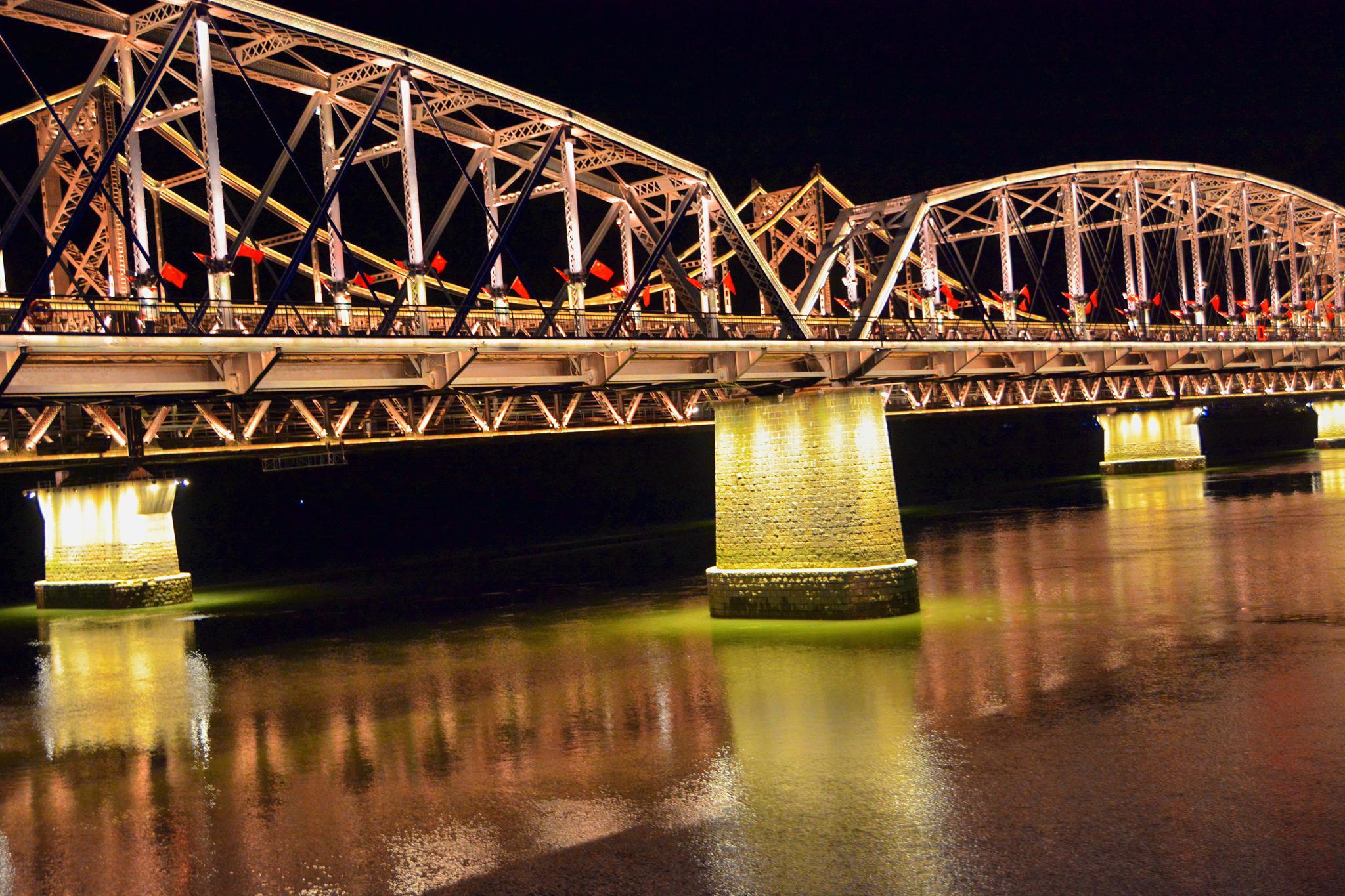 丹东鸭绿江断桥夜景图片