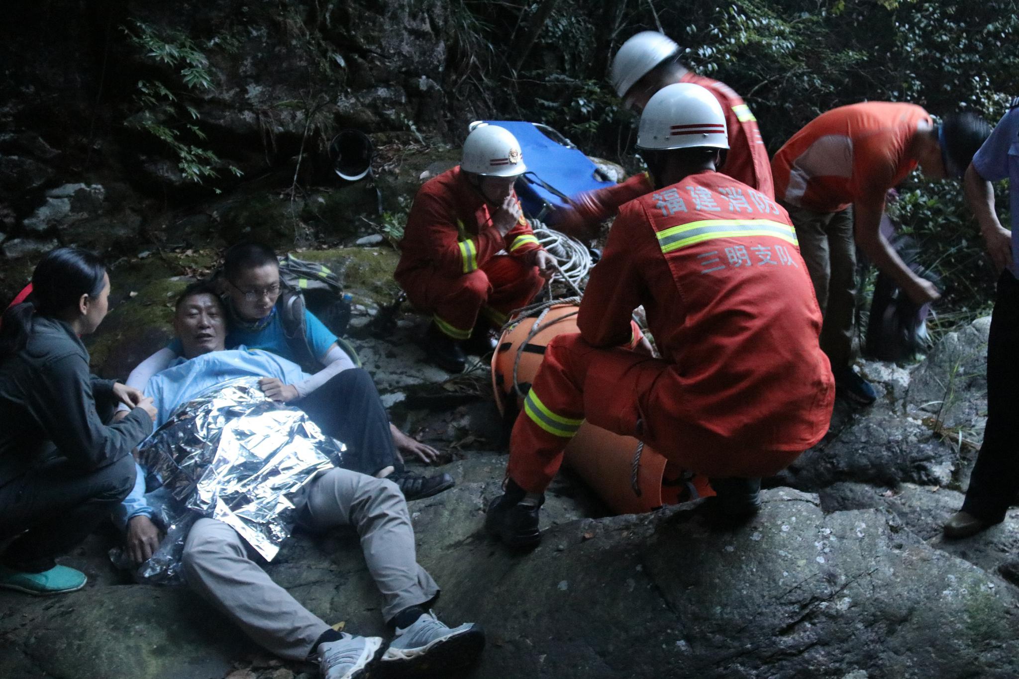 大田:驴友不慎摔落山崖 消防员夜探山路徒步10公里紧急救援