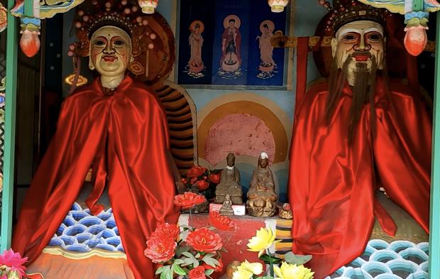 山西荒野发现一座狐仙庙,庙里供奉着5家狐大仙,塑像太吓人了