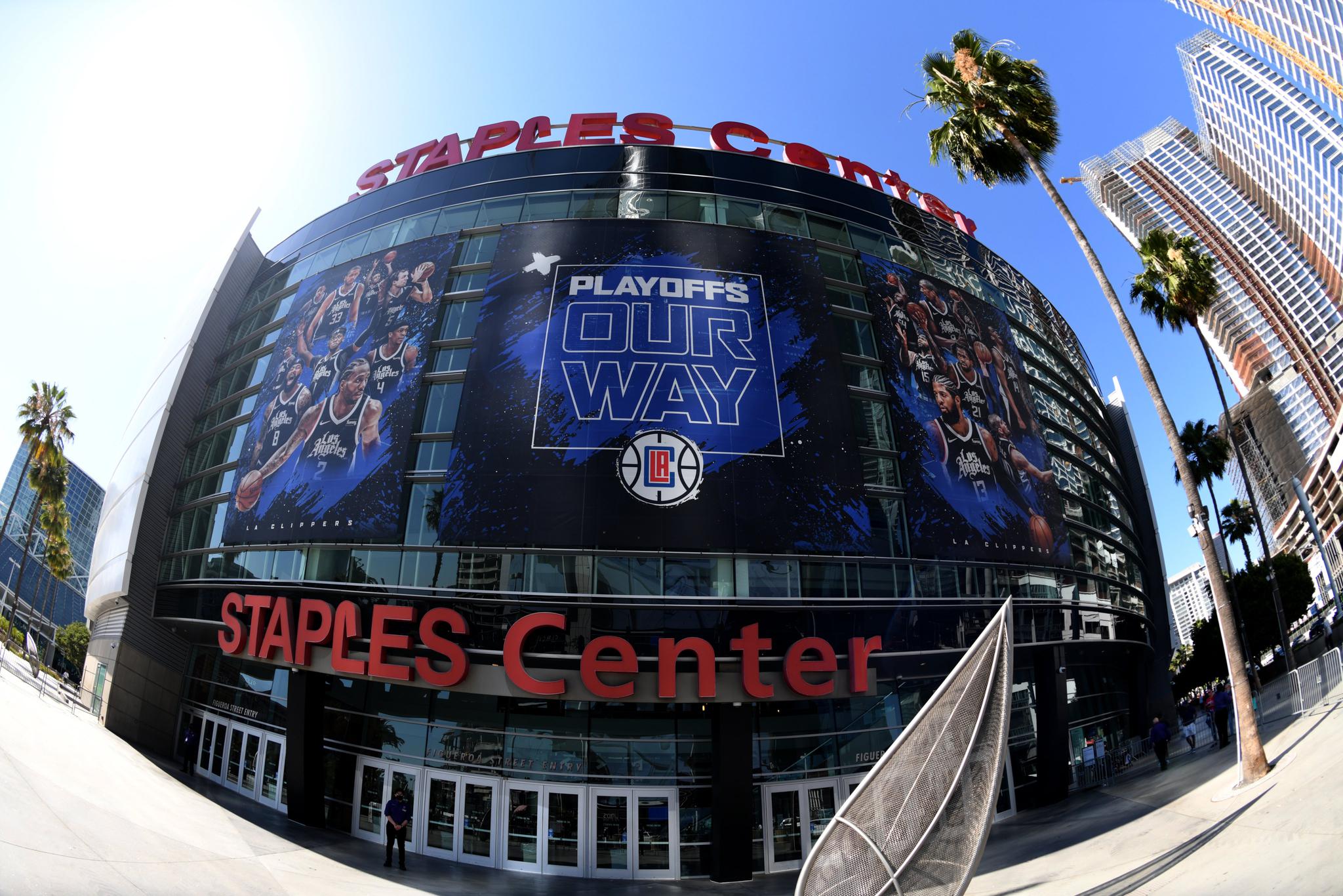 快船主场提前看球馆没有丝毫湖人痕迹门口巨幅快船海报引人注目