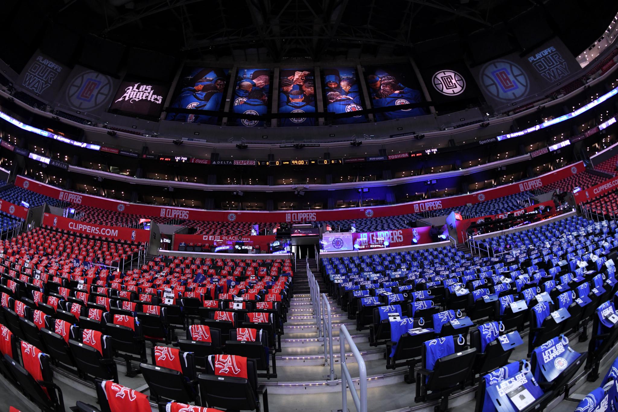 快船主场提前看球馆没有丝毫湖人痕迹门口巨幅快船海报引人注目