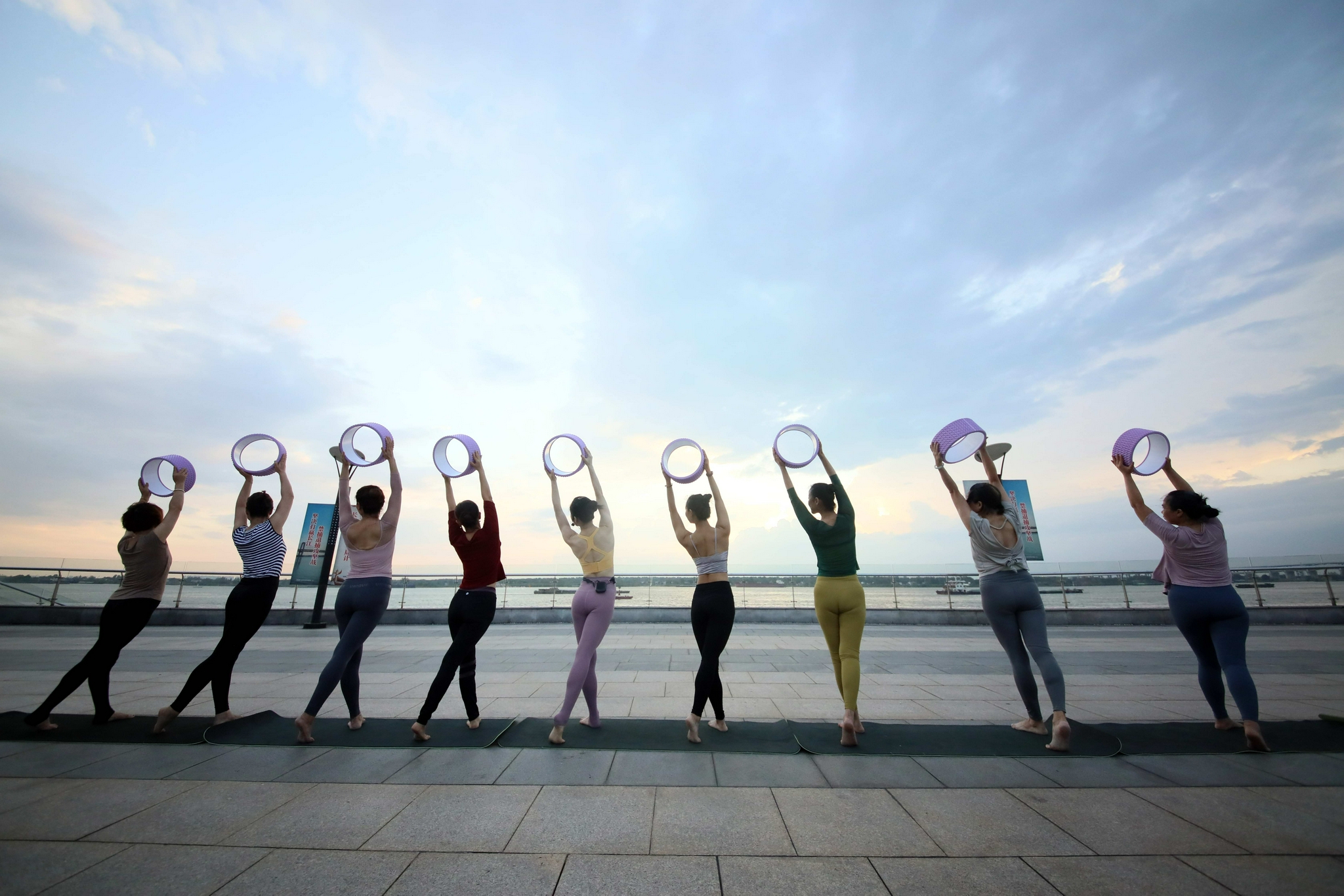 安徽芜湖:长江边,一群美女轮瑜伽户外健身,致敬奥运精神!