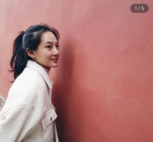 聂远爱妻秦子越大晒近况,双手环抱小腹动作明显,疑似喜怀二胎