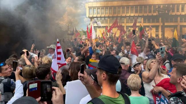 立陶宛首都爆发大规模示威数千人围堵议会高喊耻辱耻辱