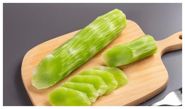 炒莴笋切忌直接下锅少了关键1步难怪不脆嫩颜色还发黄