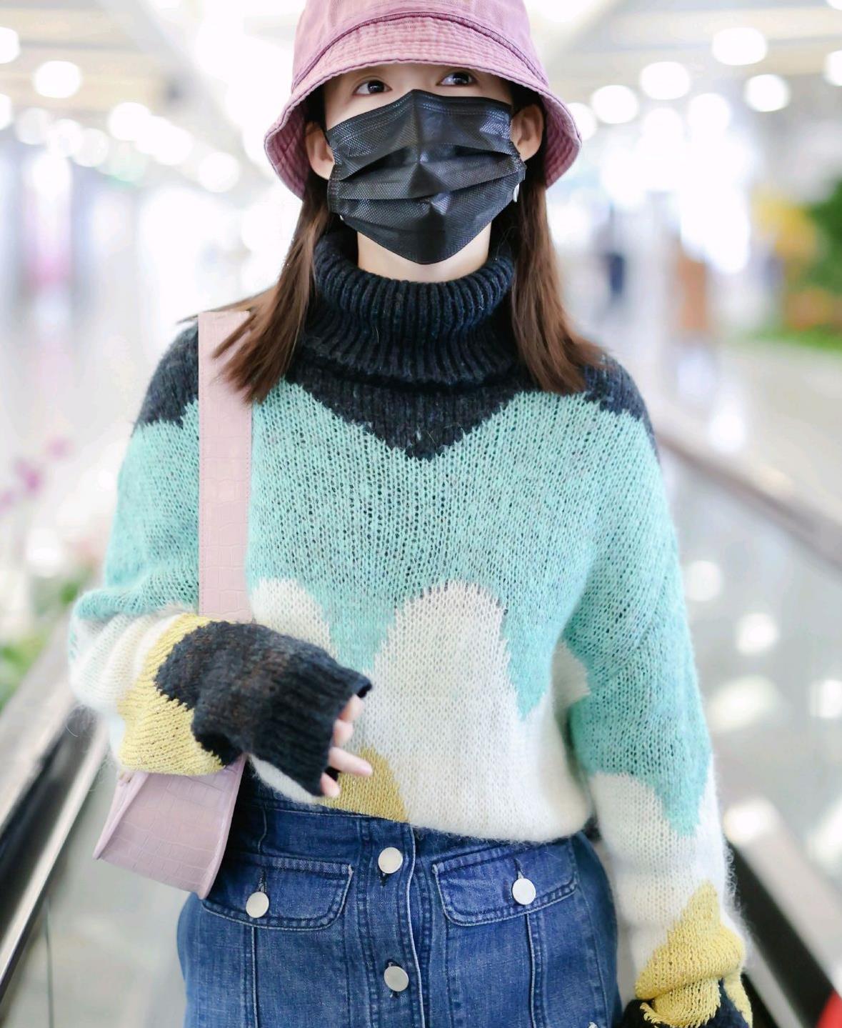 李沁的私服穿搭很高级,拼色高领毛衣搭配牛仔半身裙,温柔又俏皮