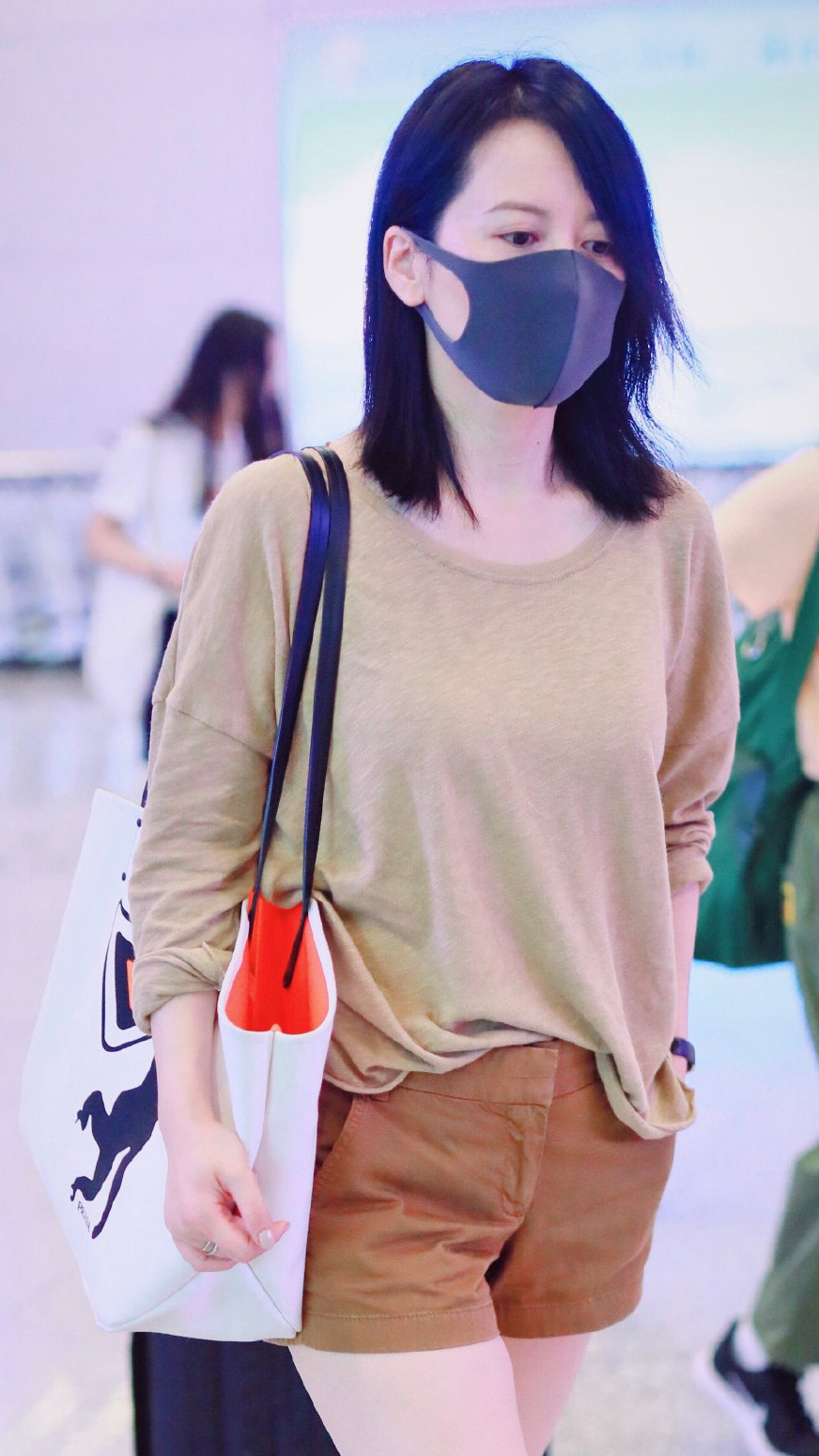 俞飞鸿走机场t恤搭配热裤大长腿吸睛