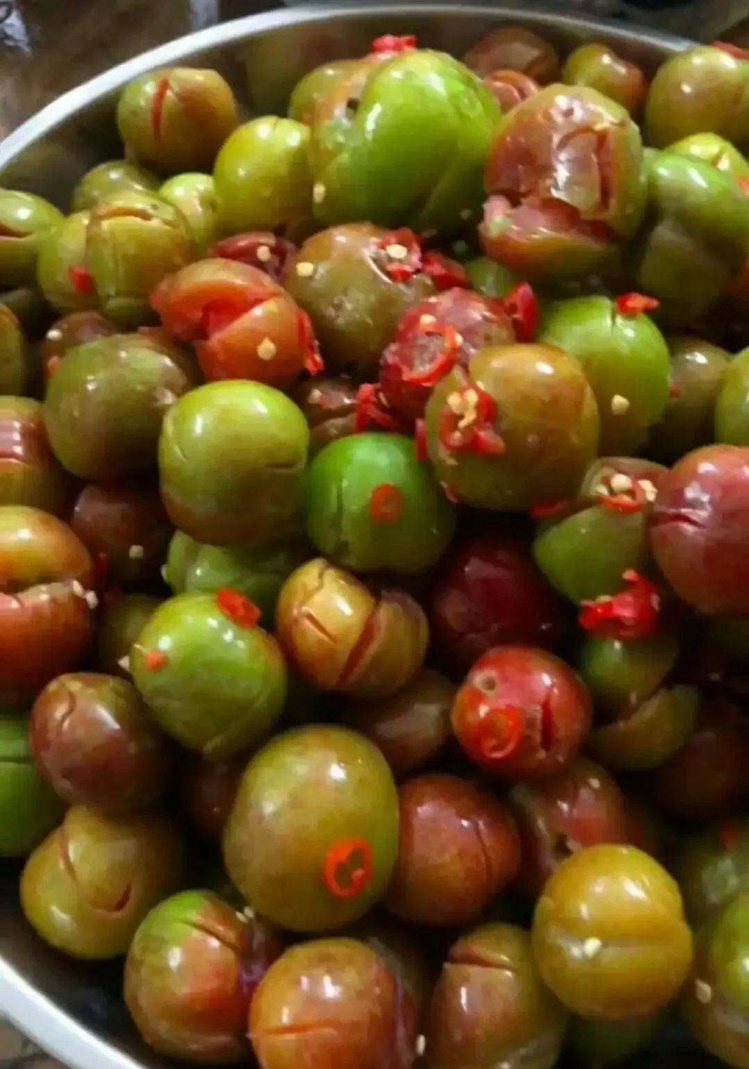 李品味酸脆,通常是压爆后加盐,加糖或加辣而食用,也可用于制作凉果