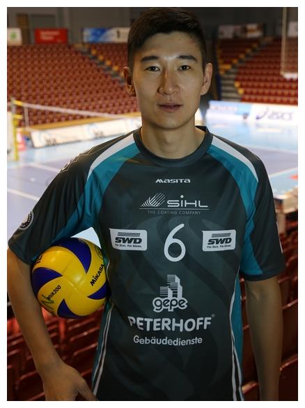 他是丁霞的绯闻男友,都为"带刀二传",为保持状态加盟业余球队