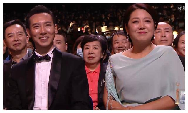 赵波与王茜华同框就蛮接地气,两个演员状态都非常好,喜气洋洋的笑脸