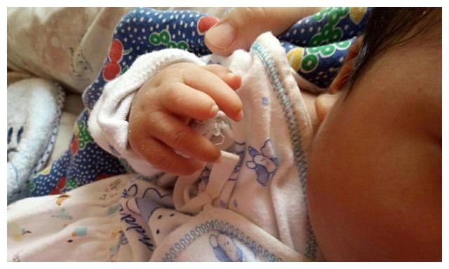 宝妈生出"凤爪"孩子,撒谎说孕期吃了鸡爪子,被医生揭穿谎言