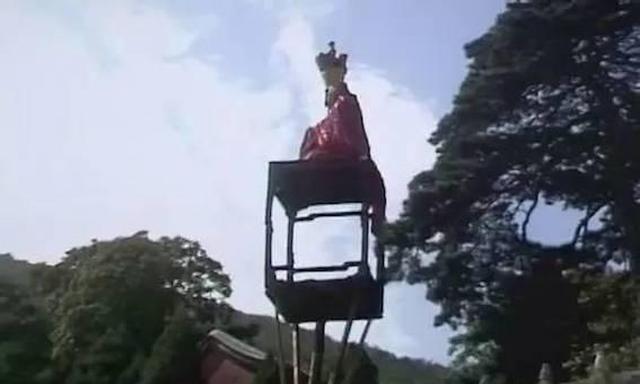 在拍摄《西游记》第十五集《斗法降三怪》,唐僧与羊力大仙坐禅斗法,孙