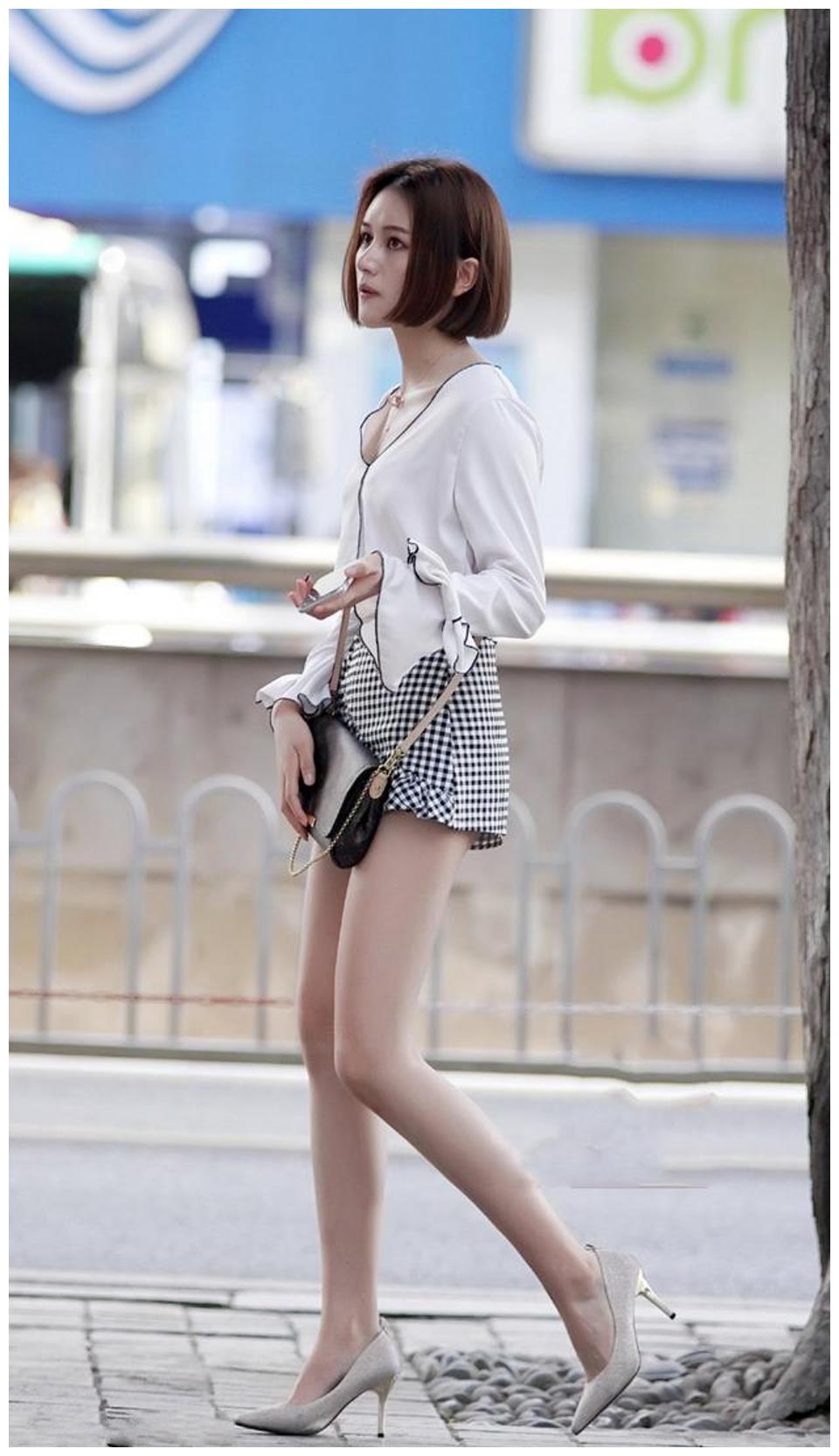 小姐姐选择搭配了一双中性风的凉鞋,街头风十足