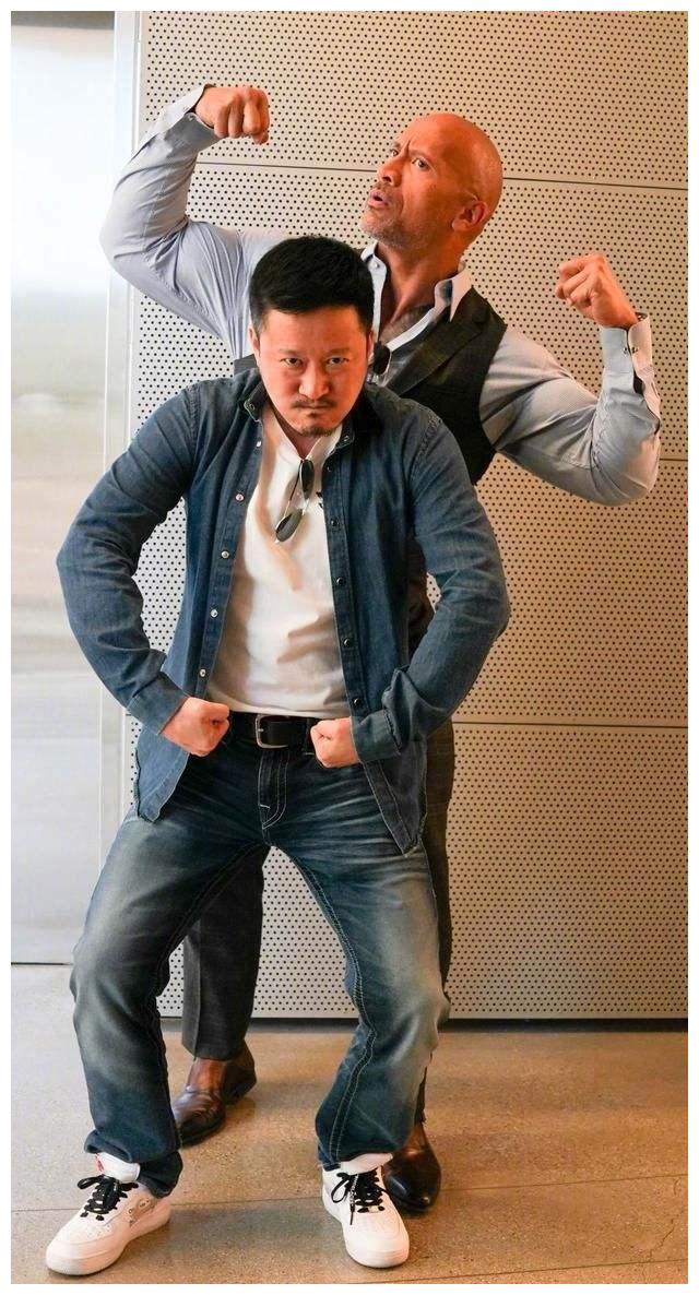 曾经全身腱子肉战狼的吴京现在看到本人发福啤酒肚油腻大叔没跑了