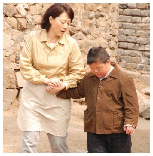 58岁王姬全家照,老公富有女儿漂亮,27岁儿子是她的痛智商仅5岁