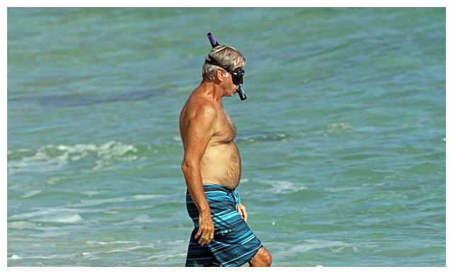 67岁男星罕曝光,身材走样啤酒肚明显,与小10岁妻子当街亲吻