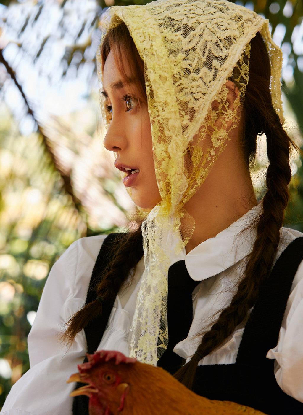 杨颖状态也太好了,穿白色衬衫配背带裤,头戴蕾丝方巾娇嫩成少女_高清