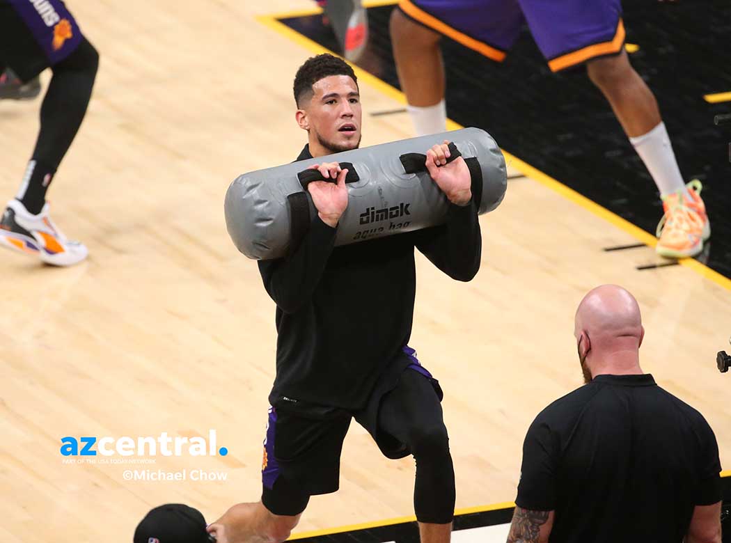 真曼巴传人!布克穿科比战靴还写下科比嘱托 热身投进4记中圈三分