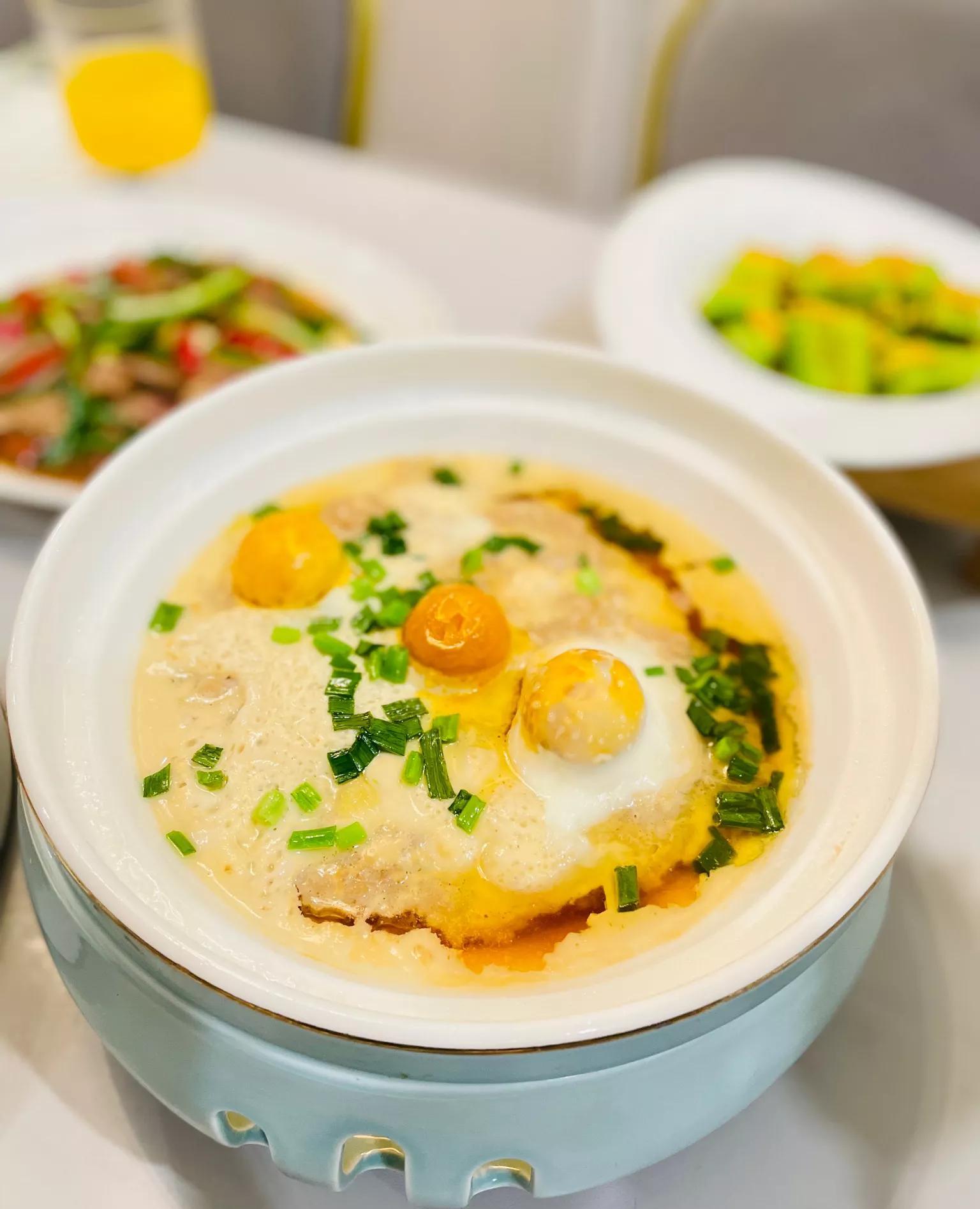 家常菜香菜拌牛肉咸蛋黄蒸肉