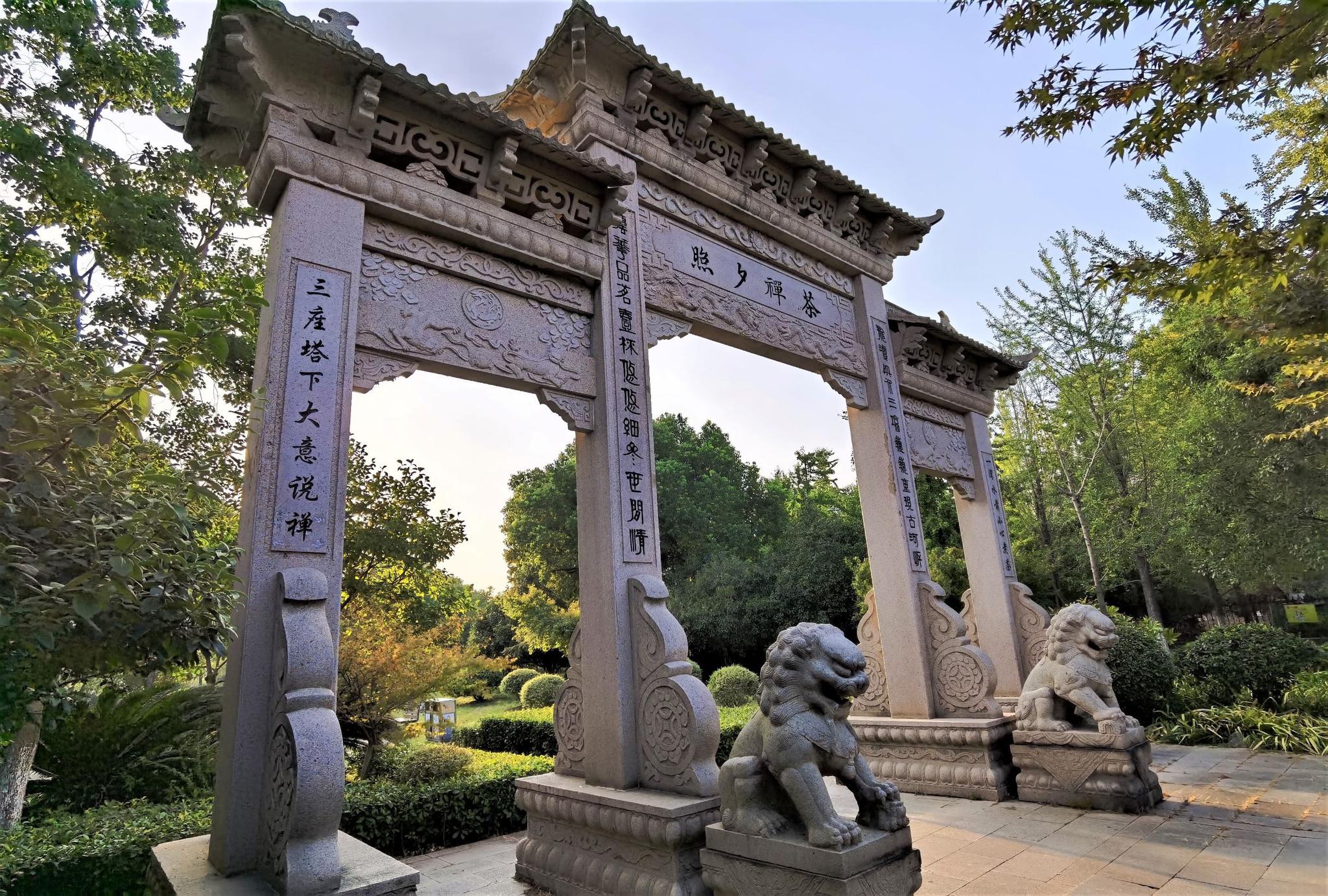 建于唐代,历经千年历史风烟,至今仍巍然屹立在运河边的嘉兴三塔