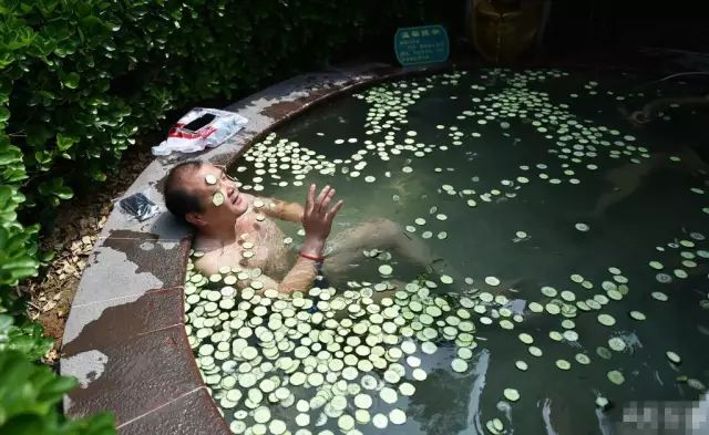 奇葩水果浴浴池内放满了水果一边泡澡一边吃水果