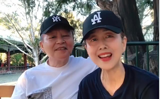 不过同样可以看出的是,赵小锐和她的妻子很是恩爱