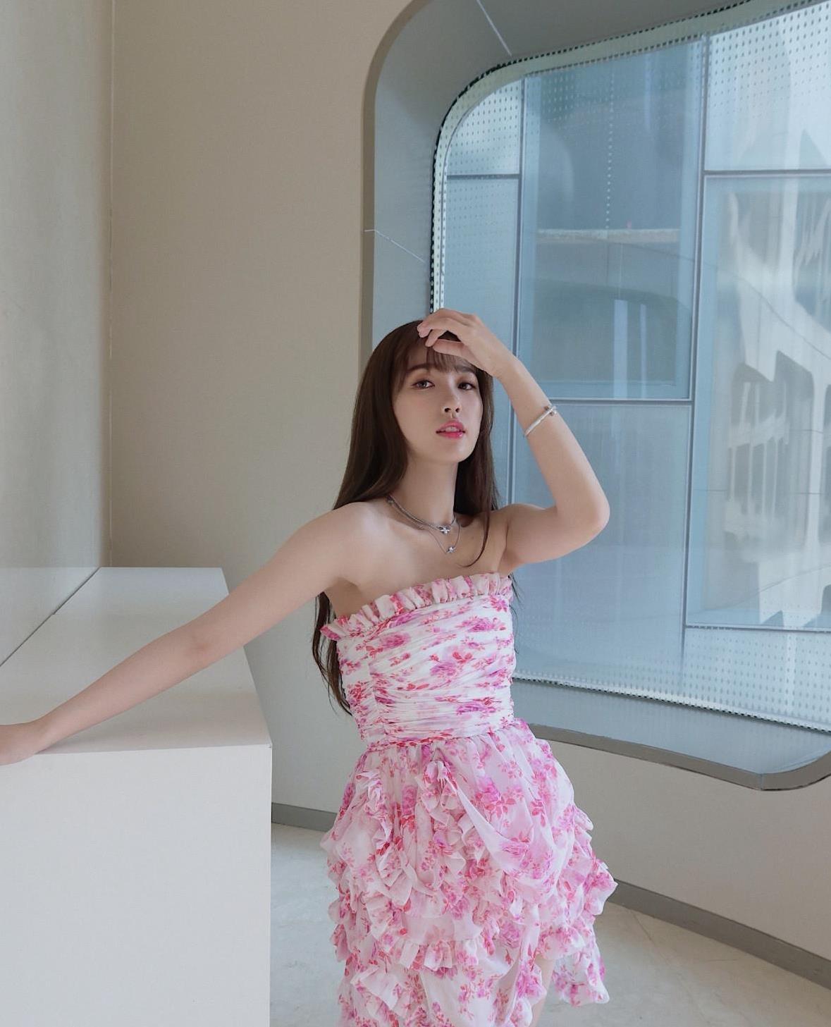 "敢言敢语"的虞书欣,穿起花瓣抹胸裙来超淑女,粉色穿搭太绝了