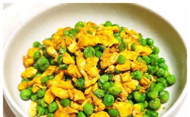 二,豌豆炒蛋步骤4;加入甜豆和之前做好的鸡蛋,与腊肠一起快速翻炒