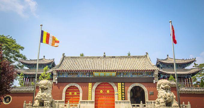 经过山东阳谷海会寺纯属偶然,那紧闭的朱红色拱门却吸引着人,忍不住推