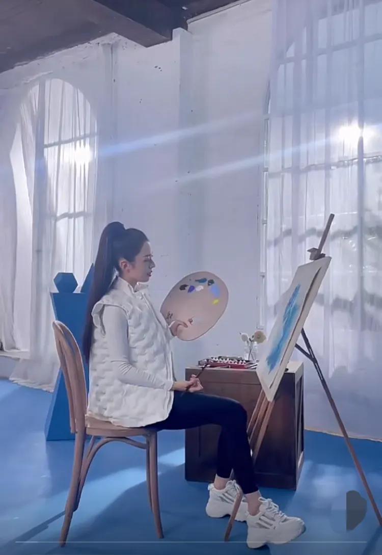 吉娜大秀画画才艺侧脸唯美产后恢复一年身材引起网友热议