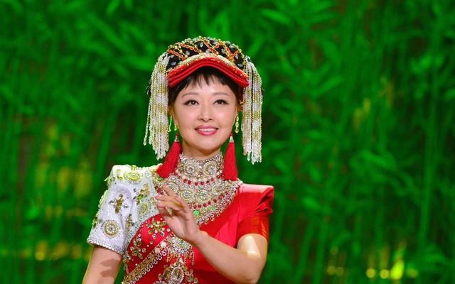 著名的彝族歌手除了吉克隽逸还有这位年近60岁的美丽歌者