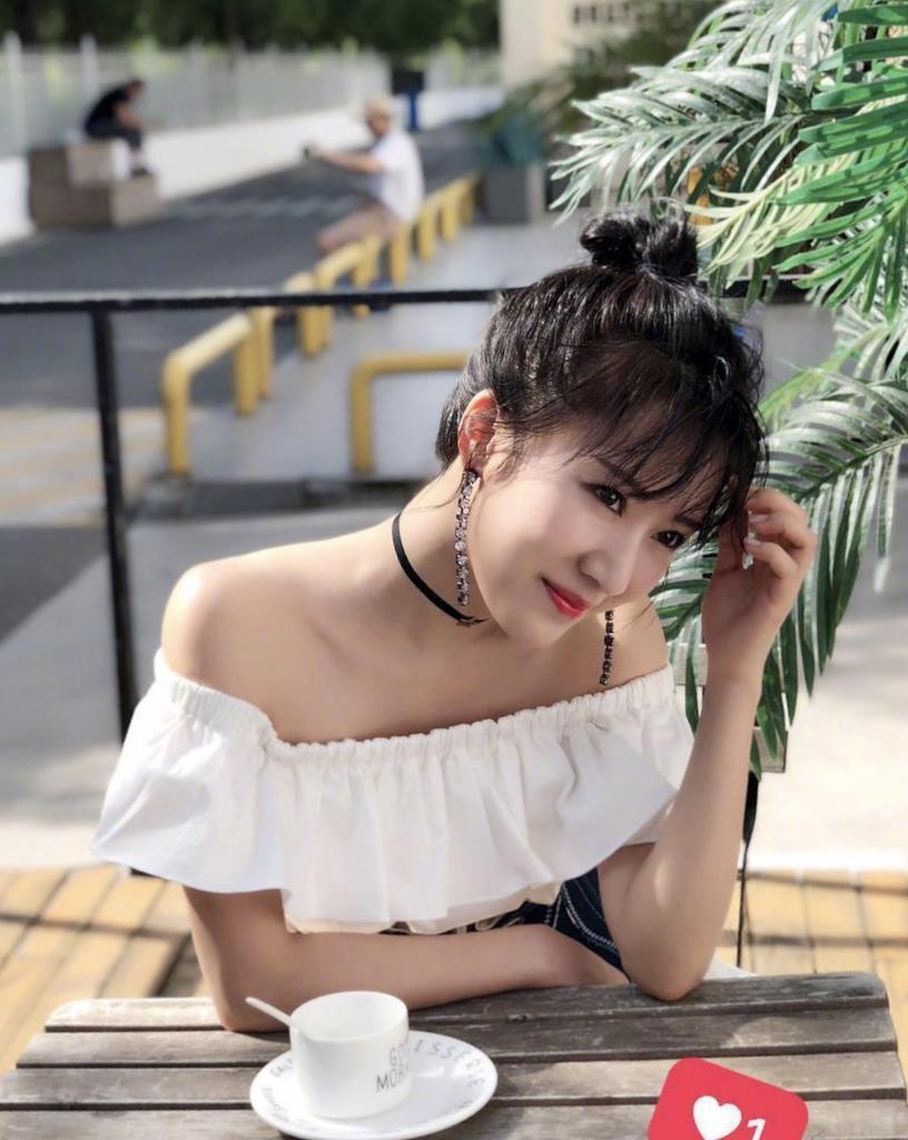 35岁李念少女感爆棚,身穿白色一字肩连衣裙清新减龄,活泼可爱__财经