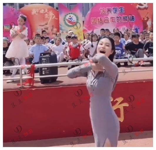 六一节女教师穿高开叉裙子跳舞，网友：现在老师都怎么了？休闲区蓝鸢梦想 - Www.slyday.coM