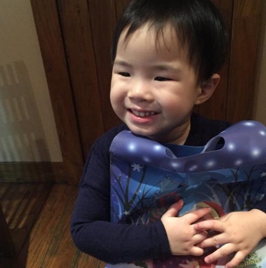 带你参观黄奕住的豪宅,内部摆放着大钢琴,如今生活依然很幸福