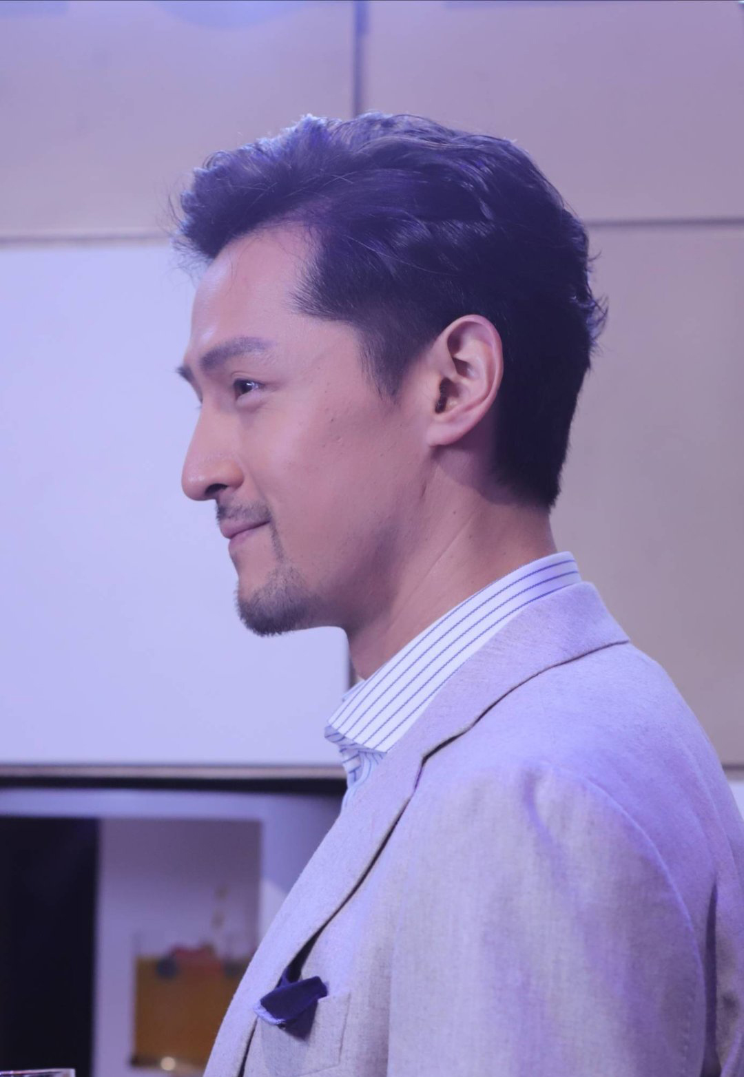 胡歌一身灰色西服优雅贵气留络腮胡显成熟气质